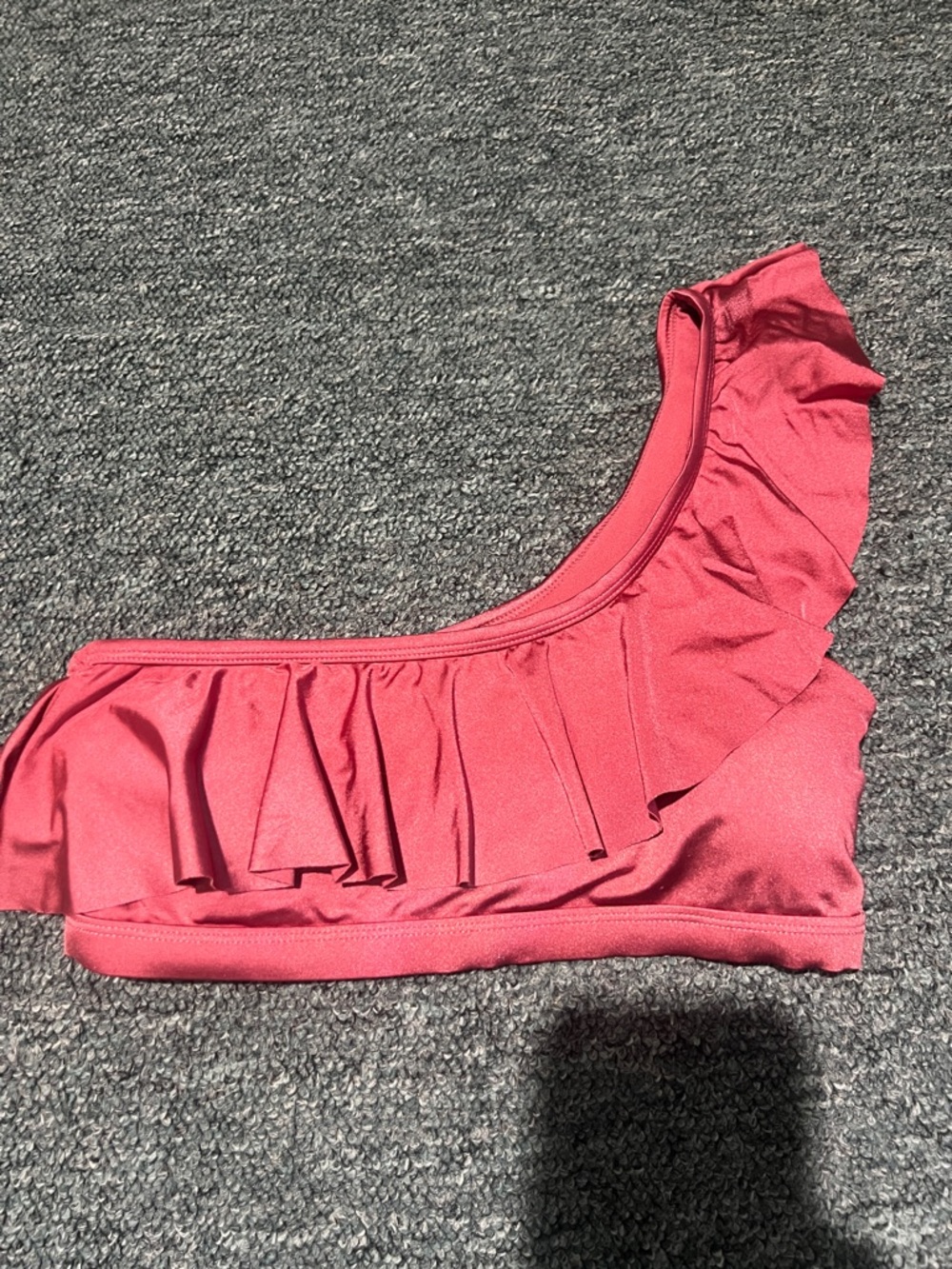 Gianni Bini One-Shoulder Ruffle Swim Top in shiny Dusty Rose medium